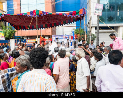 PUDUCHERRY, Indien - Dezember Circa, 2018. Politik Manifestation, eine Menge Leute auf der Straße, gegen die Macht der Regierung in Tamil Nadu, Indien Stockfoto