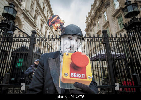 Pro- und Anti-Brexit Demonstranten sammeln und außerhalb des Parlaments Gebäude in Westminster, London protestieren. Stockfoto