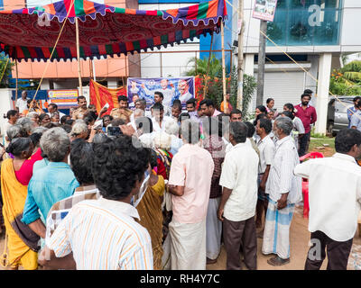 PUDUCHERRY, Indien - Dezember Circa, 2018. Politik Manifestation, eine Menge Leute auf der Straße, gegen die Macht der Regierung in Tamil Nadu, Indien Stockfoto