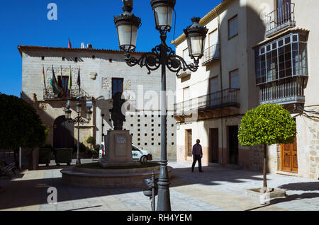 Castellar, Provinz Jaen, Andalusien, Spanien: ein Mann hinter dem Rathaus im Palacio de la Casa Ducal de Medinaceli platziert an der Plaza de la Consti Stockfoto