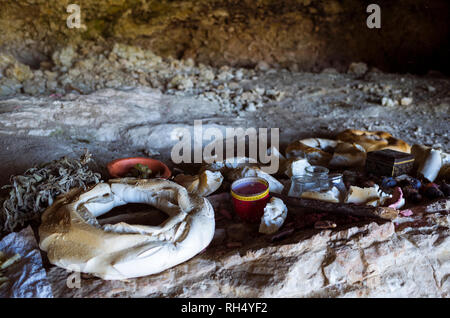 Castellar, Provinz Jaen, Andalusien, Spanien: Essen Angebote während der jährlichen romeria in die IV Jahrhundert v. Chr. iberischen Höhle santuary bekannt als Cueva de la Stockfoto