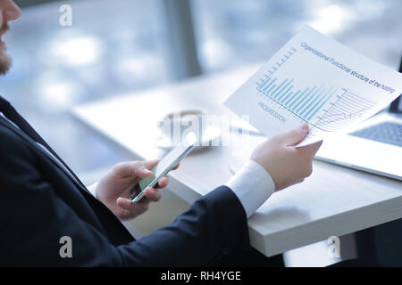 Close-up Manager arbeiten mit finanziellen Unterlagen Stockfoto