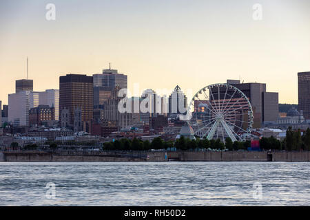 Montreal Downtown Blick von Sante Helen's Island über St. Lawrence River, Quebec, Kanada Stockfoto