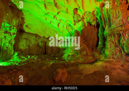 Innenraum der Sung Sot System auf Bo Hon Insel, beleuchtet durch künstliche bunte Lichter, die Stalaktiten und Stalagmiten, Ha Long Bay, Vietnam Stockfoto