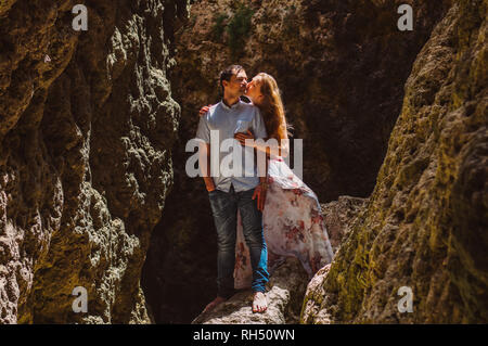 Der Mann und die Frau zu Fuß und Küssen in der Felsspalte auf Natur, Malta Stockfoto