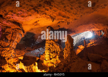 Innenraum der Sung Sot System auf Bo Hon Insel, beleuchtet durch künstliche bunte Lichter, die Stalaktiten und Stalagmiten, Ha Long Bay, Vietnam Stockfoto