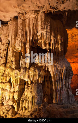 Innenraum der Sung Sot System auf Bo Hon Insel, beleuchtet durch künstliche bunte Lichter, die Stalaktiten und Stalagmiten, Ha Long Bay, Vietnam Stockfoto