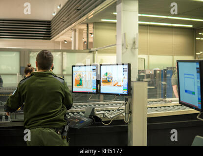 Flughafen Sicherheit Check Point mit Monitoren und X-ray scaner verliehen. Benutzerdefinierte Sicherheit Arbeiter Kontrolle Gepäck der Besucher. Stockfoto