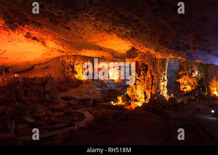 Innenraum der Sung Sot System auf Bo Hon Insel, beleuchtet durch künstliche bunte Lichter, die Stalaktiten und Stalagmiten, Ha Long Bay, Vietnam Stockfoto