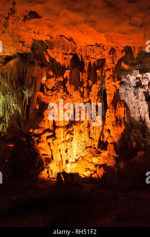 Innenraum der Sung Sot System auf Bo Hon Insel, beleuchtet durch künstliche bunte Lichter, die Stalaktiten und Stalagmiten, Ha Long Bay, Vietnam Stockfoto