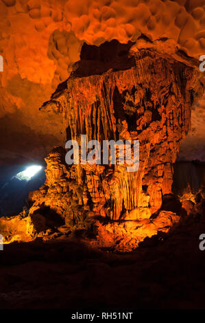 Innenraum der Sung Sot System auf Bo Hon Insel, beleuchtet durch künstliche bunte Lichter, die Stalaktiten und Stalagmiten, Ha Long Bay, Vietnam Stockfoto