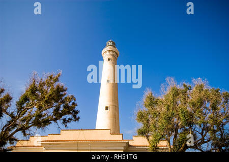 Die hohen, weißen Leuchtturm von San Vito lo Capo, Badeort in der Provinz von Trapani, Sizilien, Italien. Stockfoto