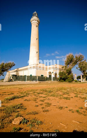 Die hohen, weißen Leuchtturm von San Vito lo Capo, Badeort in der Provinz von Trapani, Sizilien, Italien. Stockfoto