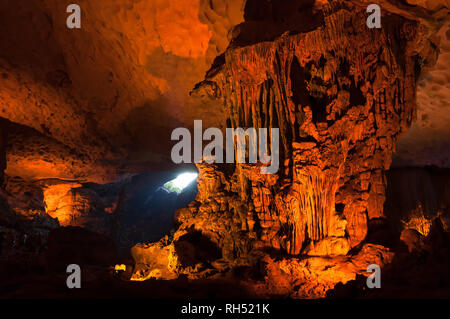 Innenraum der Sung Sot System auf Bo Hon Insel, beleuchtet durch künstliche bunte Lichter, die Stalaktiten und Stalagmiten, Ha Long Bay, Vietnam Stockfoto