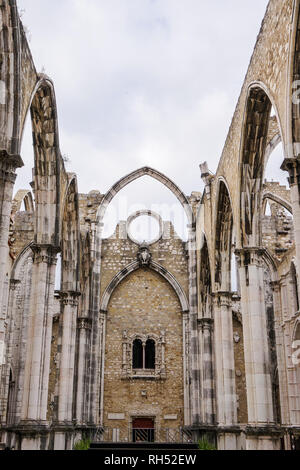 Lissabon, Portugal Carmo Kloster Kirche Ruinen. Blick auf das Hauptschiff Ruinen und Arkaden des Klosters Unserer Lieben Frau vom Berge Karmel, Convento Da Ordem do Carmo. Stockfoto