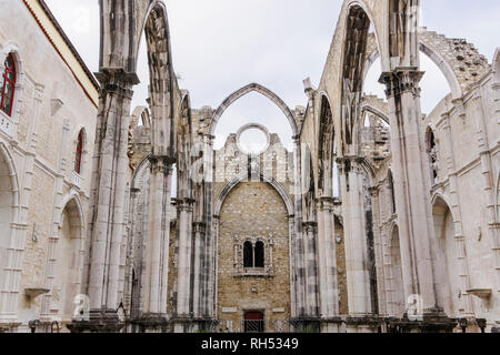 Lissabon, Portugal Carmo Kloster Kirche Ruinen. Blick auf das Hauptschiff Ruinen und Arkaden des Klosters Unserer Lieben Frau vom Berge Karmel, Convento Da Ordem do Carmo. Stockfoto