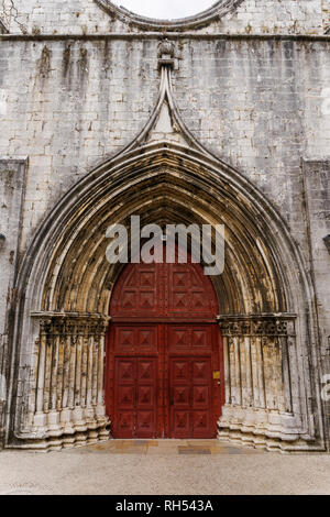 Lissabon, Portugal externe Tagesansicht des Carmo Klosters. Hauptportal Eingang der Zugriff auf das Kirchenschiff Ruinen des Klosters Unserer Lieben Frau vom Berge Karmel. Stockfoto