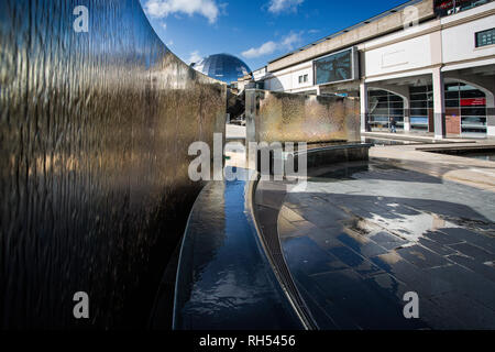 Wasser cascading unten silber ummauerten Wasserspiel in Millennium Square, Bristol, Somerset, UK am 24. Februar 2015 Stockfoto