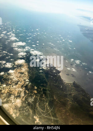 Landschaft Blick aus einem Fenster von einem Flugzeug im Flug über die Stadt Izmir in der Türkei. Stockfoto