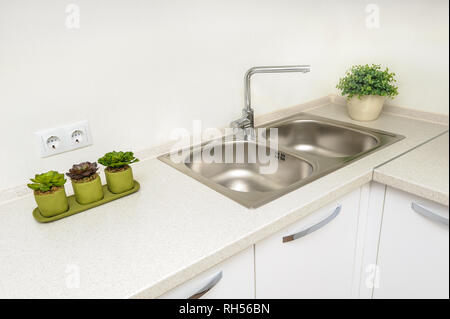 Moderne, weiße Küche mit Spüle Stockfoto