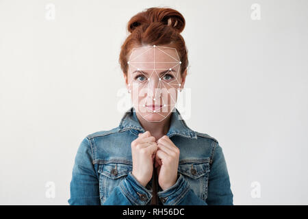 Gesichtserkennung für eine rothaarige Frau mittleren Alters Stockfoto