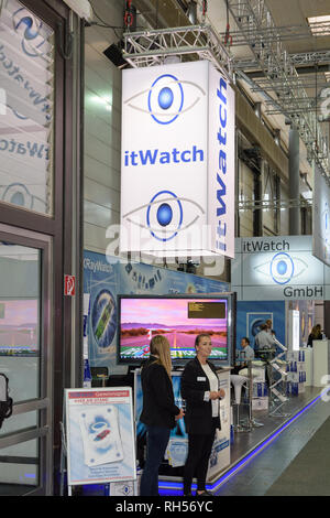 Hannover, Deutschland - 13. Juni 2018: Zwei Mitarbeiter der Firma itWatch an ihrem Stand auf der CeBIT 2018. Die CeBIT ist die weltweit größte Messe für Info Stockfoto