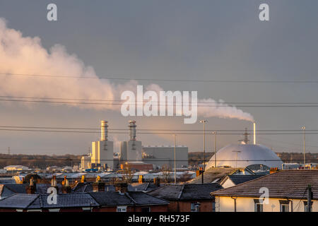 Blick über die Dächer in Southampton zu den EFF im Marchwood (marchwood Energy Recovery Facility) eine Müllverbrennungsanlage in Southampton, England, Großbritannien Stockfoto