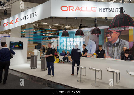 Hannover, Deutschland - 13. Juni, 2018: Oracle netsuite Mitarbeiter an ihrem Messestand auf der CeBIT 2018. Die CeBIT ist die weltweit größte Messe für Informationen tec Stockfoto