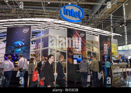 Hannover, Deutschland - 13. Juni, 2018: Teil der Stand von Intel mit Messe Besucher auf der CeBIT 2018. Die CeBIT ist die weltweit größte Messe für Informationen t Stockfoto