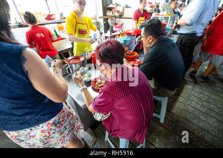 Ein Blick auf die Restaurants auf den Straßen in Chinatown in Kuala Lumpur, Malaysia Stockfoto