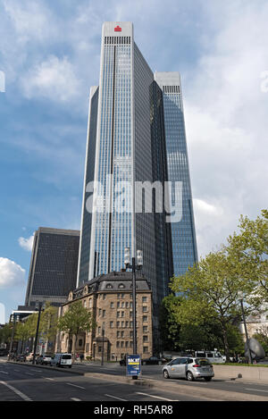 Trianon Tower mainzer landstraße) mit einem historischen Gebäude davor, Frankfurt, Deutschland Stockfoto