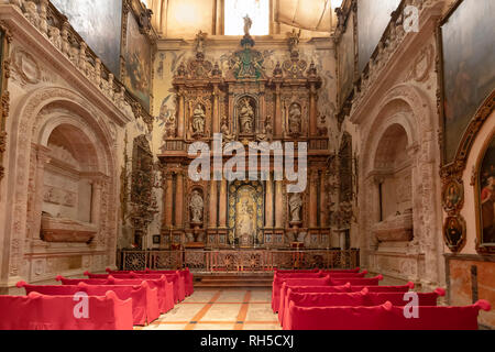 Sevilla, Spanien - 13. Januar 2019: reich verzierte Seite Kapelle der Jungfrau von Antigua mit roten überdachte Bänke an der Kathedrale von Sevilla Stockfoto