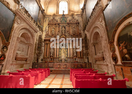 Sevilla, Spanien - 13. Januar 2019: reich verzierte Seite Kapelle der Jungfrau von Antigua mit roten überdachte Bänke an der Kathedrale von Sevilla Stockfoto