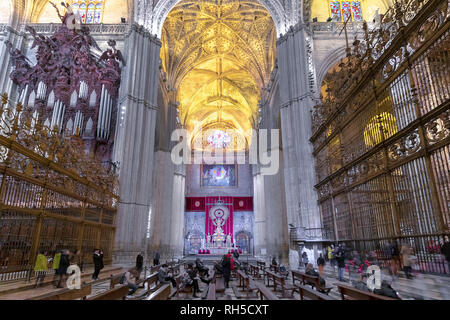 Sevilla, Spanien - Januar 13, 2019: Blick von innen die Kathedrale von Sevilla, Andalusien, Spanien Stockfoto