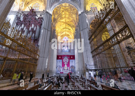 Sevilla, Spanien - Januar 13, 2019: Blick von innen die Kathedrale von Sevilla, Andalusien, Spanien Stockfoto