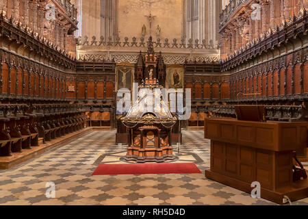 Sevilla, Spanien - Januar 13, 2019: Die hölzerne Chor der Kathedrale von Sevilla in Andalusien, Spanien Stockfoto