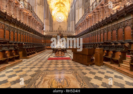 Sevilla, Spanien - Januar 13, 2019: Die hölzerne Chor der Kathedrale von Sevilla in Andalusien, Spanien Stockfoto