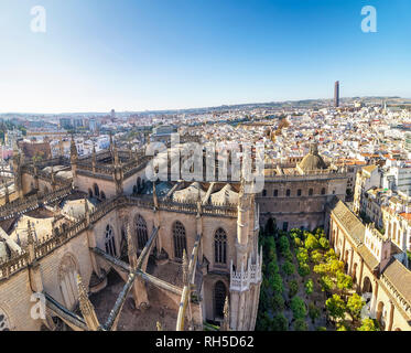 Luftaufnahme der Stadt Sevilla und die Kathedrale der Heiligen Maria des Siehe in Sevilla ab gesehen von der Giralda Turm sehen. Sevilla, Andalusien, Spanien, Euro Stockfoto