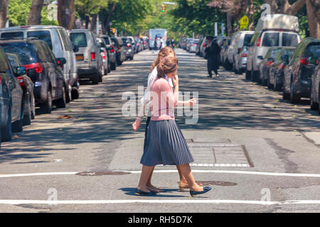 Orthodoxen jüdischen Frauen das Tragen besonderer Kleidung am Schabbat, in Williamsburg, Brooklyn, New York Stockfoto