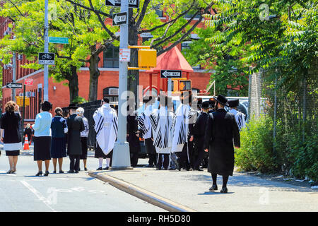 Orthodoxe Juden das Tragen besonderer Kleidung am Schabbat, in Williamsburg, Brooklyn, New York Stockfoto