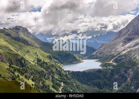 Lago di Fedaia in den Dolomiten mit Monte Civetta in der Ferne Stockfoto