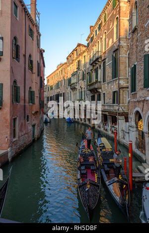 Zwei geparkte Gondeln auf einen Kanal im Viertel Cannaregio in Venedig warten auf neue Kunden Stockfoto