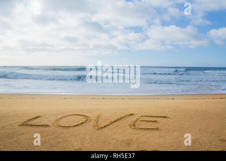 Wort Liebe geschrieben auf Sand am Strand in der Nähe der meer in Portugal Stockfoto
