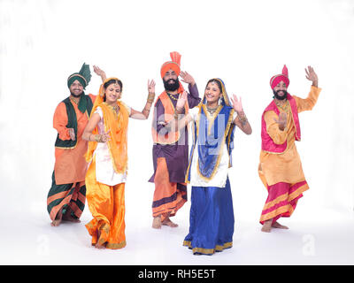 Porträt EINER GRUPPE VON BHANGRA TÄNZER Stockfoto