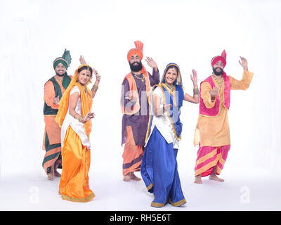 Porträt EINER GRUPPE VON BHANGRA TÄNZER Stockfoto