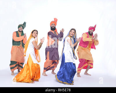 Porträt EINER GRUPPE VON BHANGRA TÄNZER Stockfoto