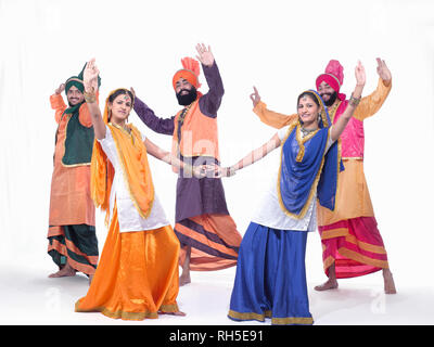 Porträt EINER GRUPPE VON BHANGRA TÄNZER Stockfoto