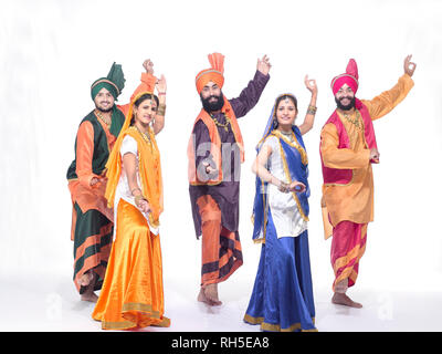 Porträt EINER GRUPPE VON BHANGRA TÄNZER Stockfoto