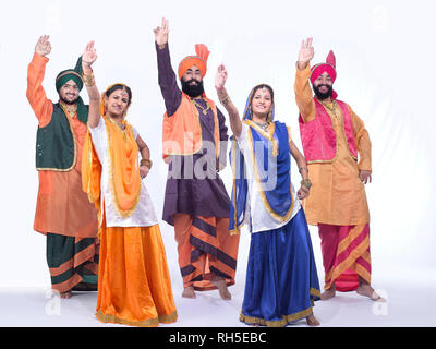 Porträt EINER GRUPPE VON BHANGRA TÄNZER Stockfoto