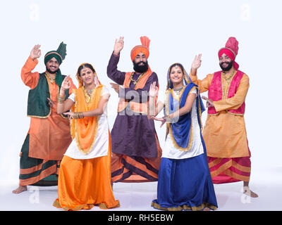 Porträt EINER GRUPPE VON BHANGRA TÄNZER Stockfoto
